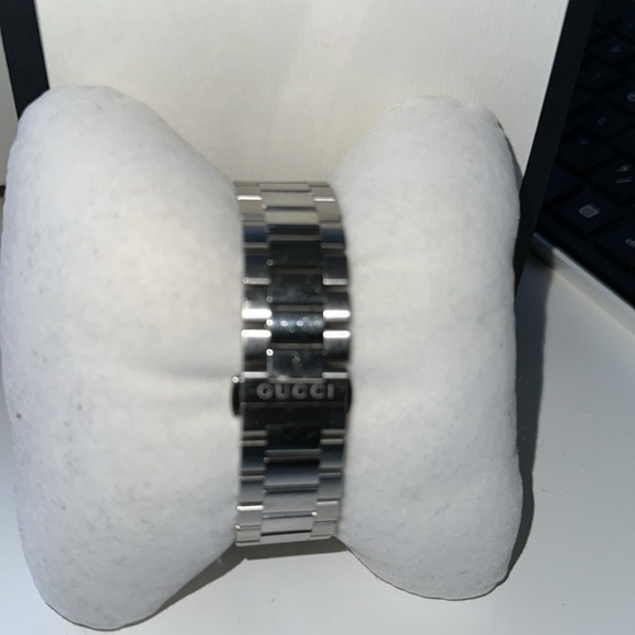 Gucci watch. Silver. Comes with the additional links, booklet and box - Picture 4 of 8